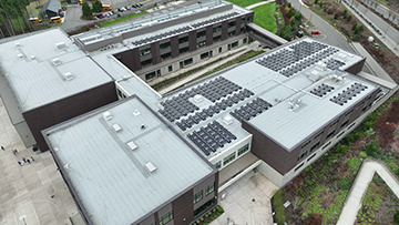 松树湖社区太阳能发电基地屋顶太阳能电池板鸟瞰图
